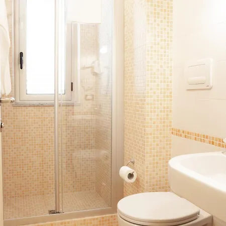 Stanza Per 4 Ospiti Nel Centro, A Due Passi Dal Mare - Il Mozzo! *